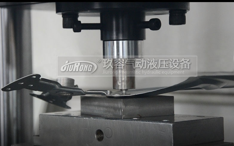 某風(fēng)扇生產(chǎn)廠(chǎng)家用玖容增壓缸對(duì)風(fēng)扇葉進(jìn)行鉚釘鉚接試壓操作